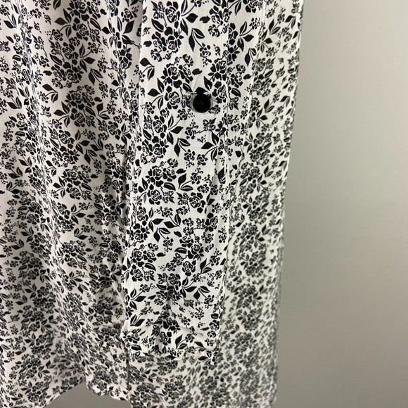🌿4/$35 🌿BUSEM Black & White‎ Floral Tunic - Picture 6 of 9